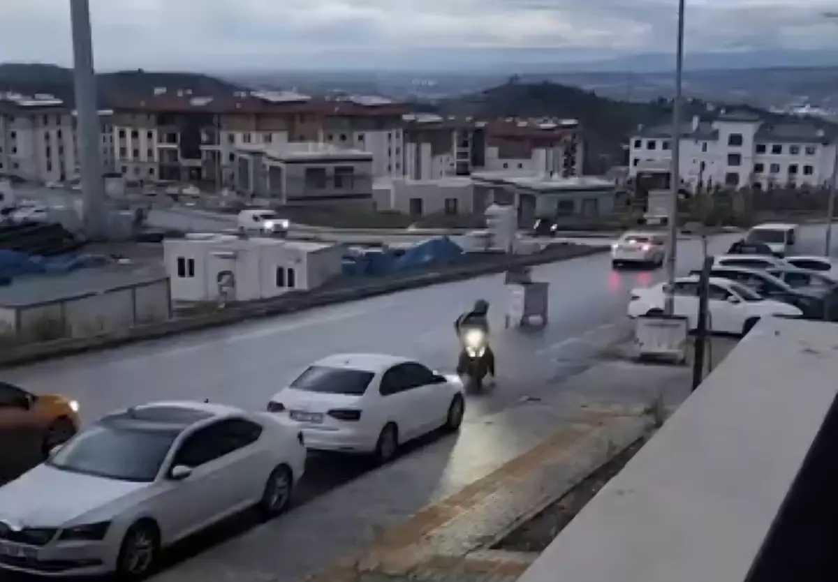 Hatay'da Kuvvetli Rüzgar Çöp Konteynerini Sürükledi