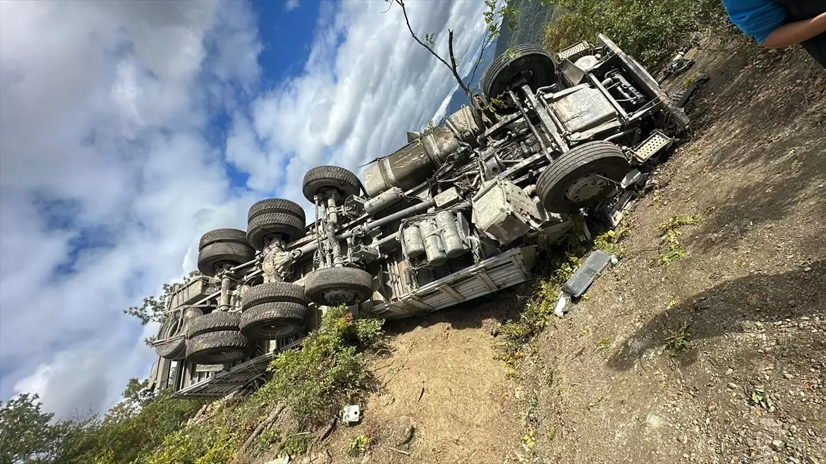 Vezirköprü'de Kamyon Devrildi: Sürücü Hayatını Kaybetti