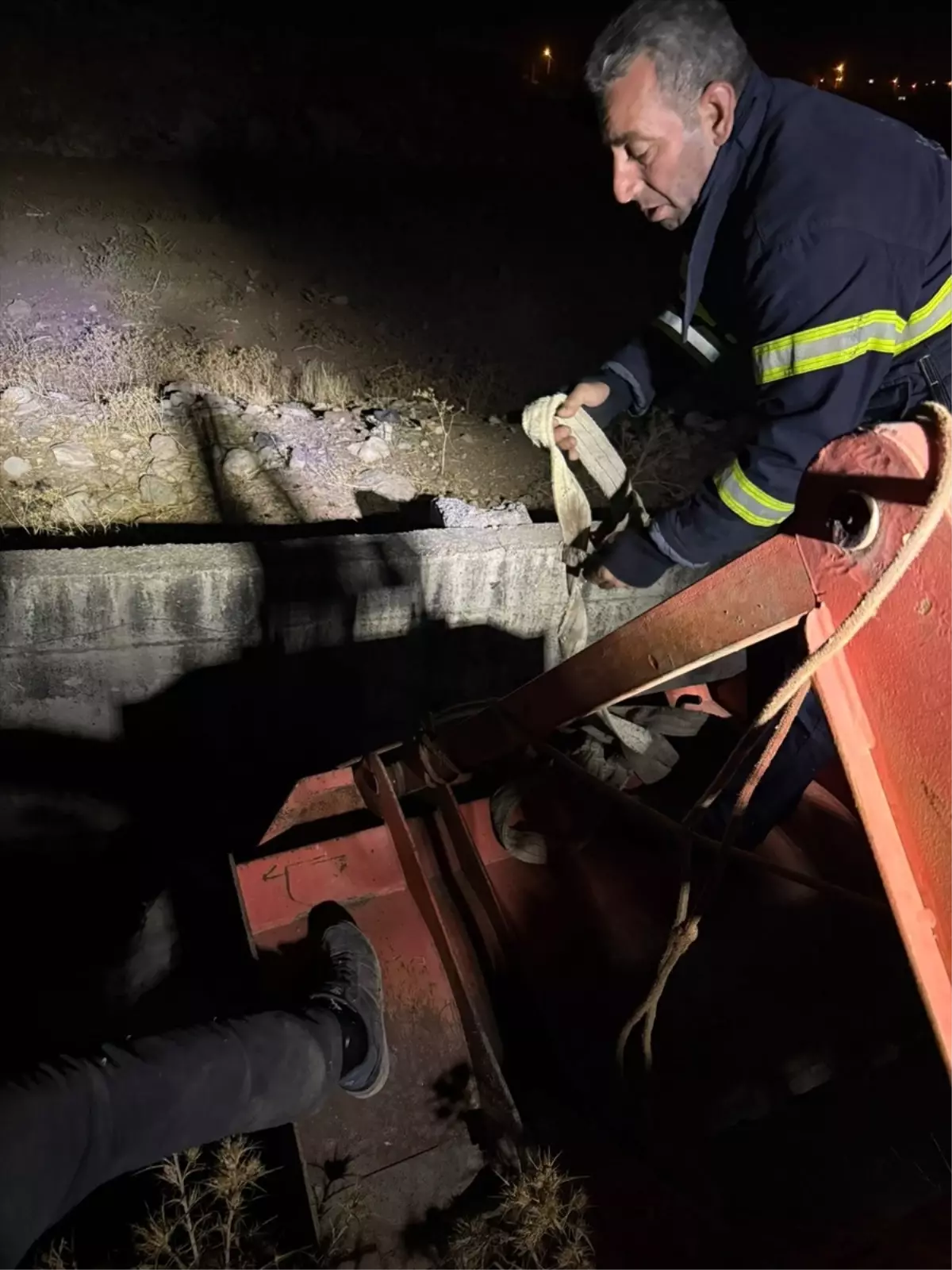 Siirt'te Su Kanalına Düşen İnek Kurtarıldı