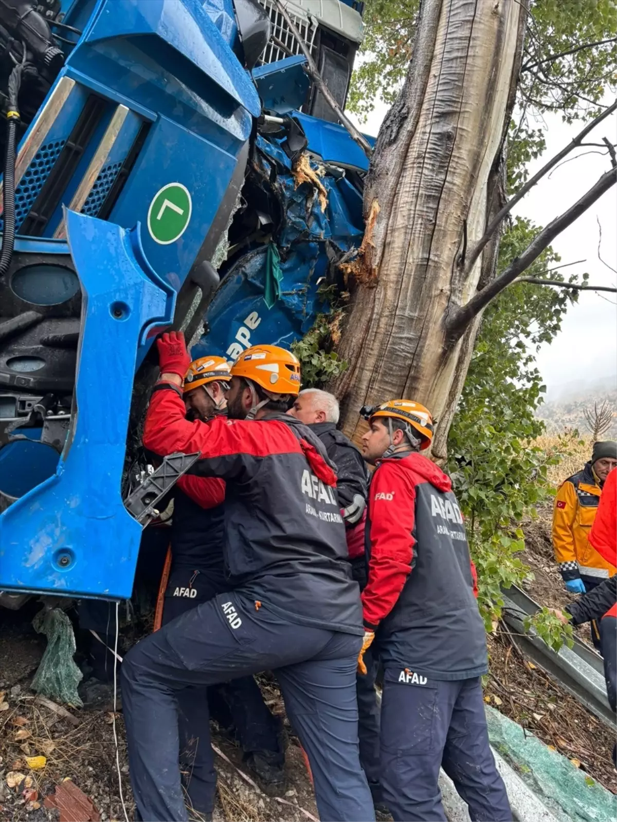 Sivas'ta Tır Devrildi, Sürücü Yaralandı