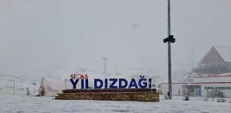 Yıldız Dağı Kış Sporları Merkezi'ne Mevsimin İlk Karı Yağdı