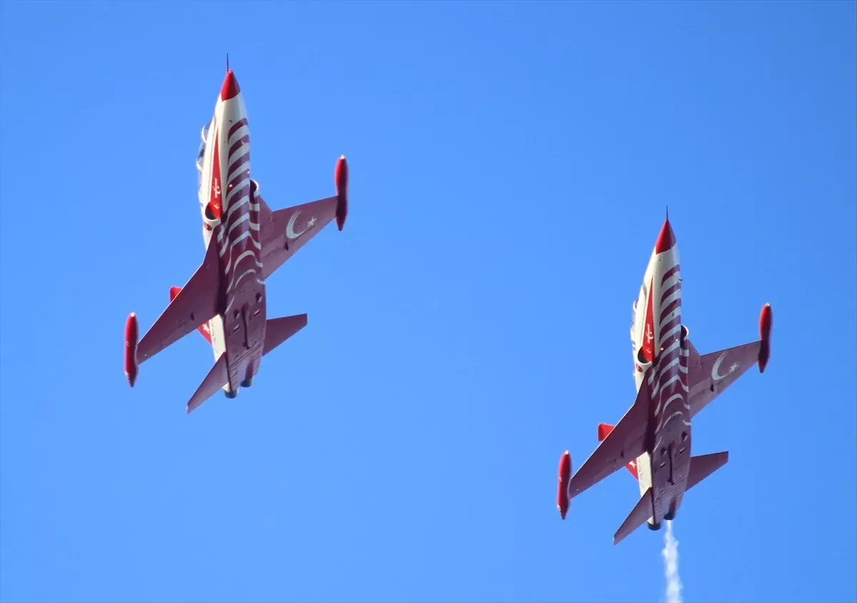Türk Yıldızları Bandırma'da Nefes Kesen Gösteri Gerçekleştirdi
