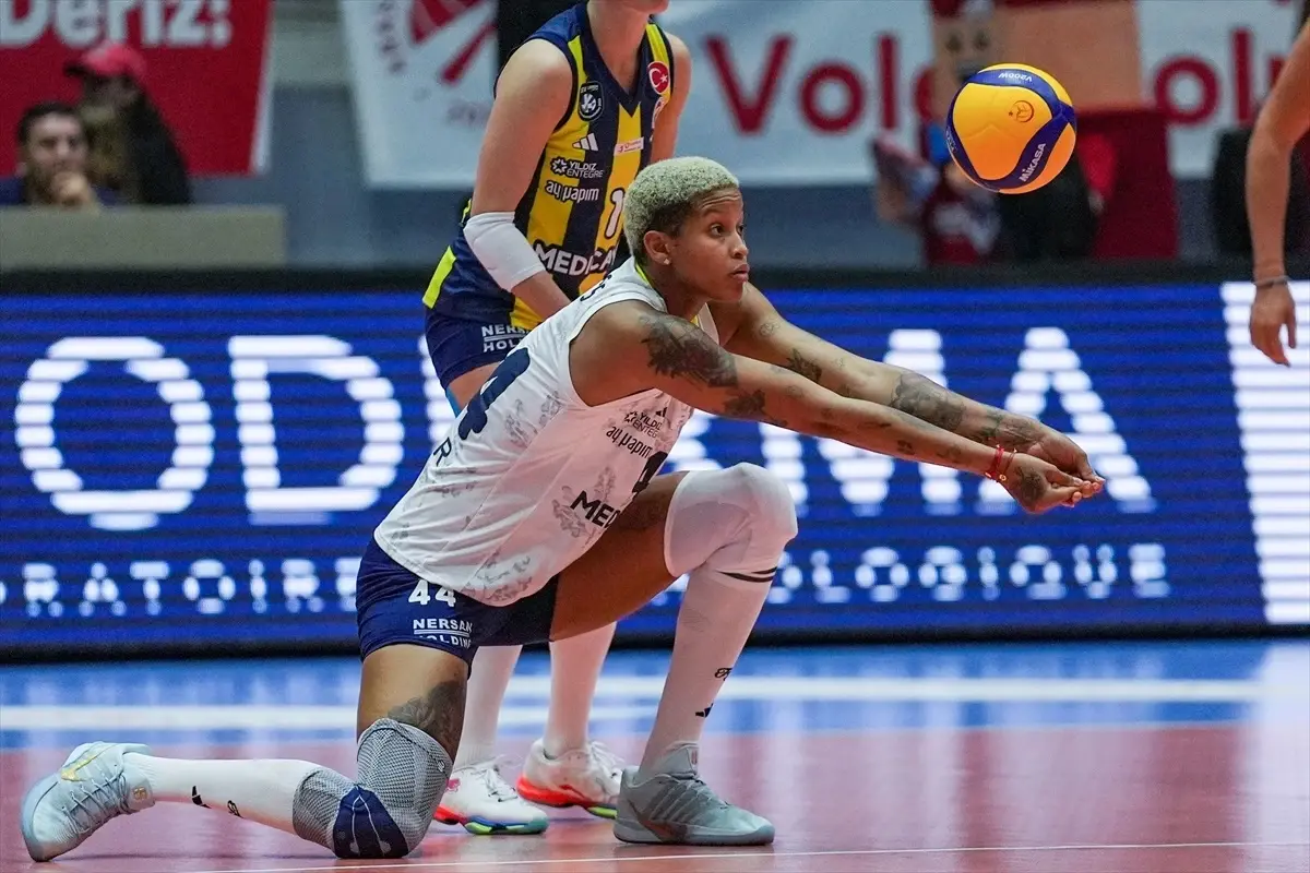 Fenerbahçe Medicana, Aras Spor'u Deplasmanda 3-1 Yenerek Sezona Galibiyetle Başladı