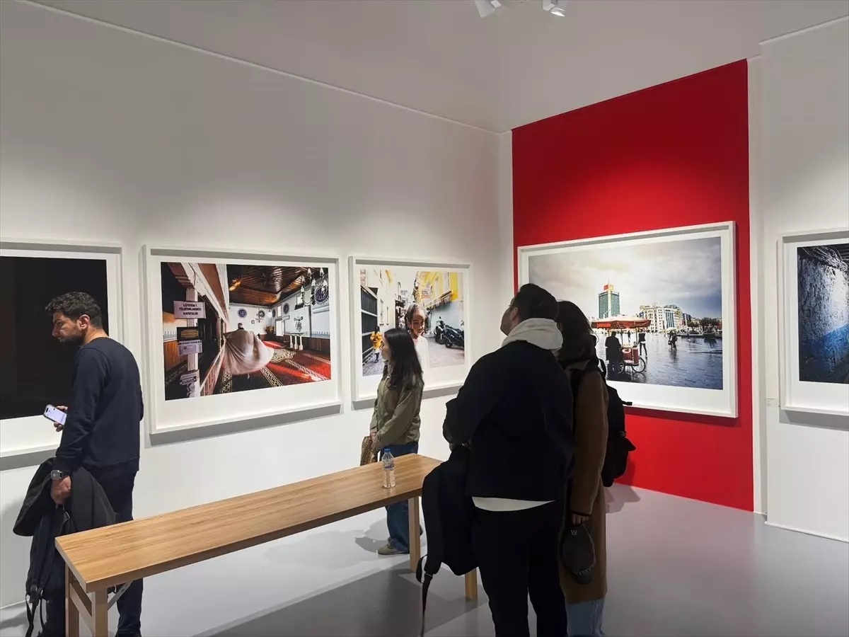 Zeki Demirkubuz, yeni sergisindeki fotoğraflarla yalnızlığını izini sürüyor