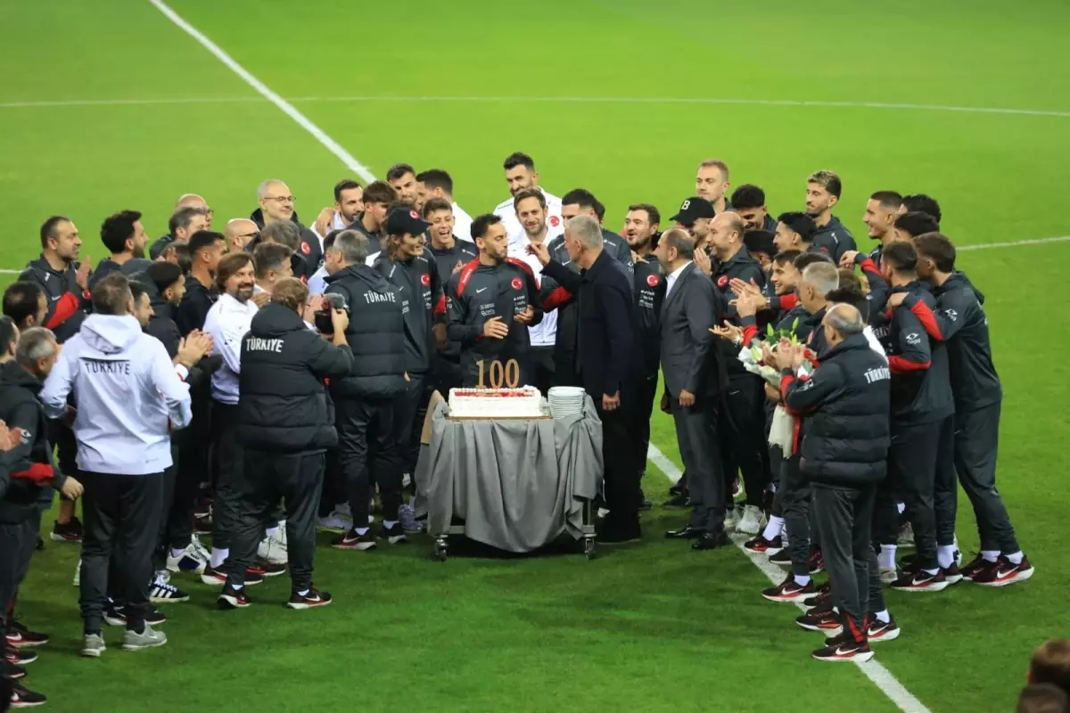 Hakan Çalhanoğlu 100. Maçında Kutlandı