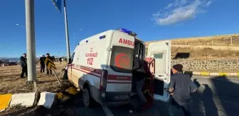 Ağrı'da Ambulans ile Kamyonet Çarpıştı: 7 Yaralı