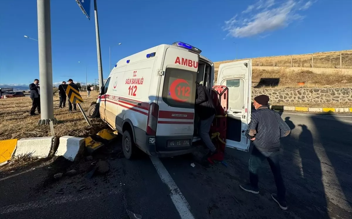 Ağrı'da Ambulans ile Kamyonet Çarpıştı: 7 Yaralı