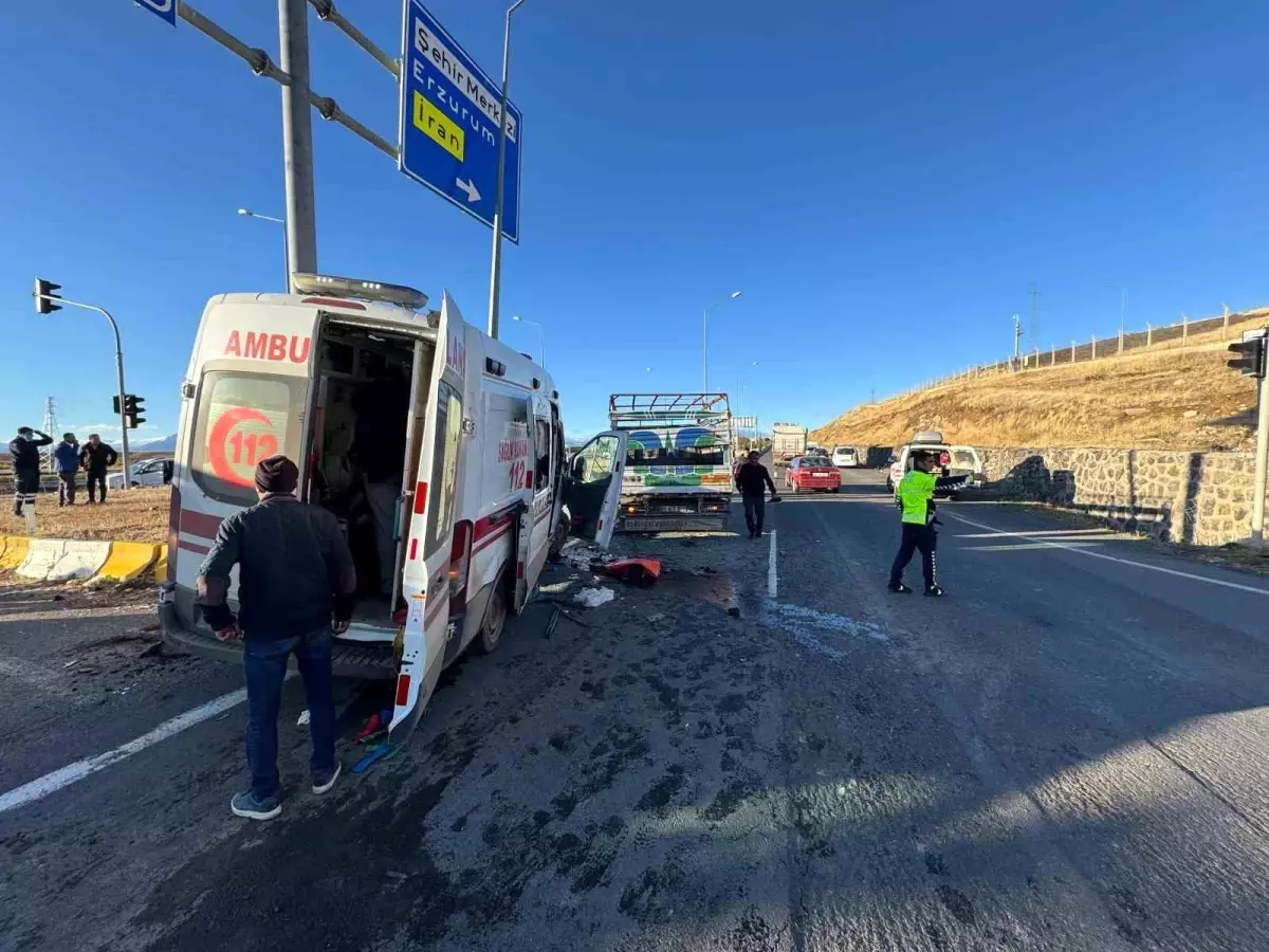 Ağrı'da Ambulans ve Kamyonet Çarpıştı: 7 Yaralı