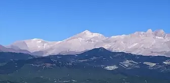 Aladağ'da Mevsimin İlk Karı Yağdı