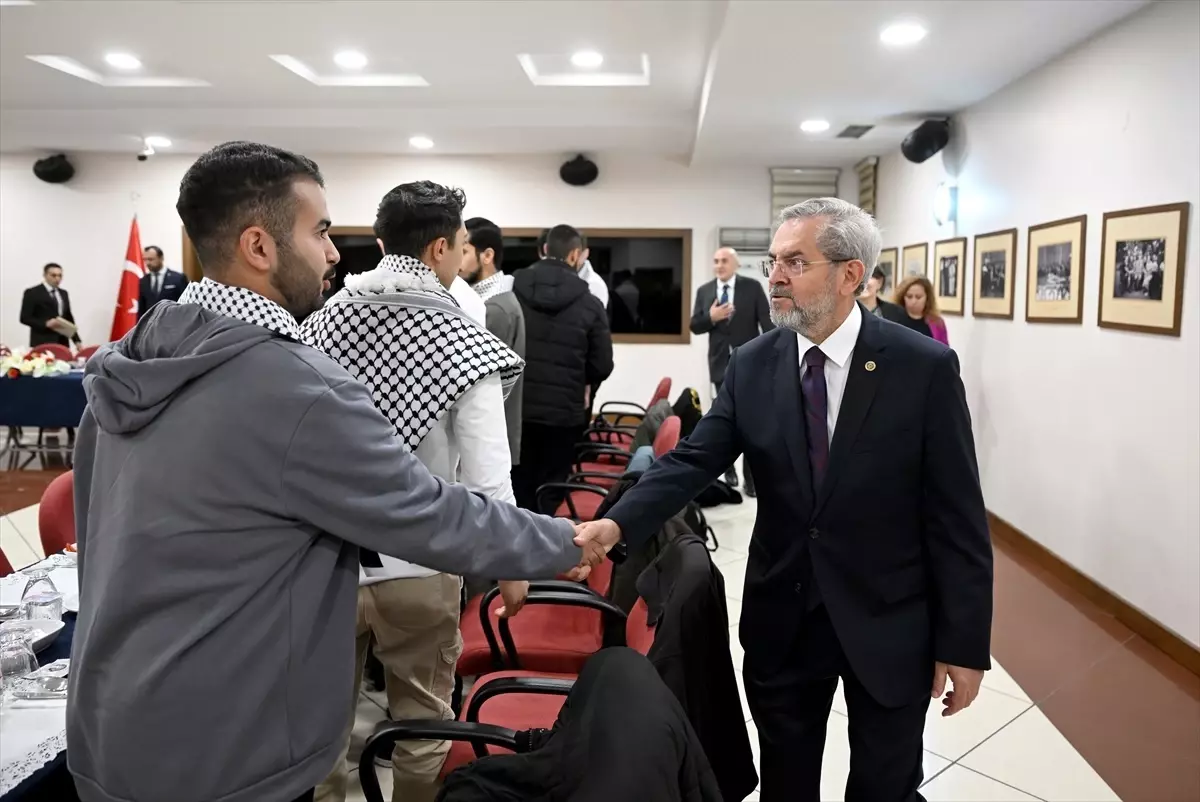 AÜ Rektörü Ünüvar, üniversitedeki Filistinli öğrencilerle bir araya geldi Açıklaması