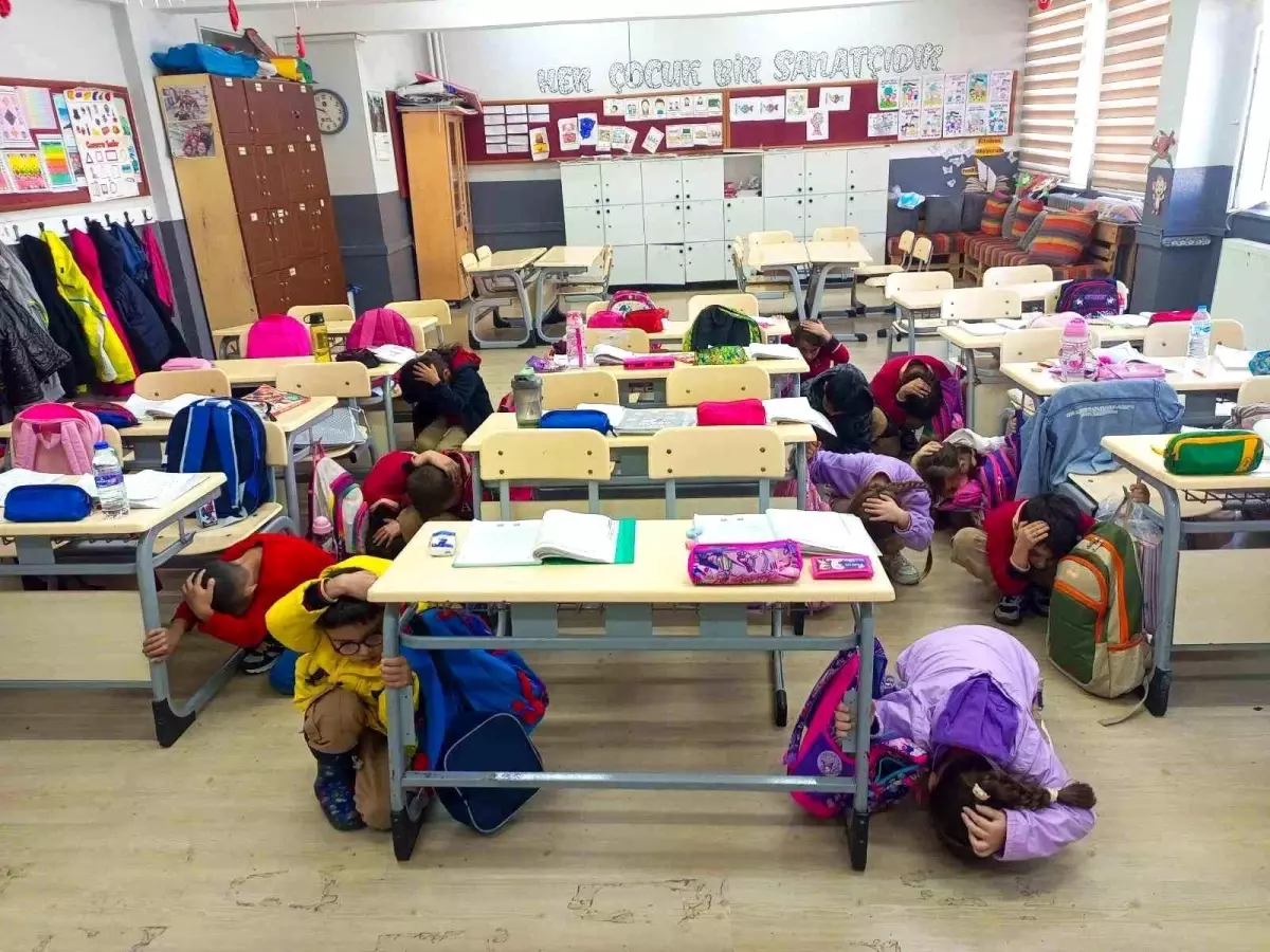 Balıkesir'de Deprem Tahliye Tatbikatı Gerçekleştirildi