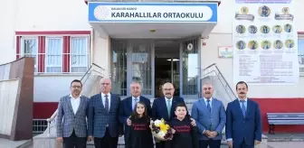 Balıkesir Valisi Ustaoğlu, Karahallılar Ortaokulu'nu Ziyaret Etti