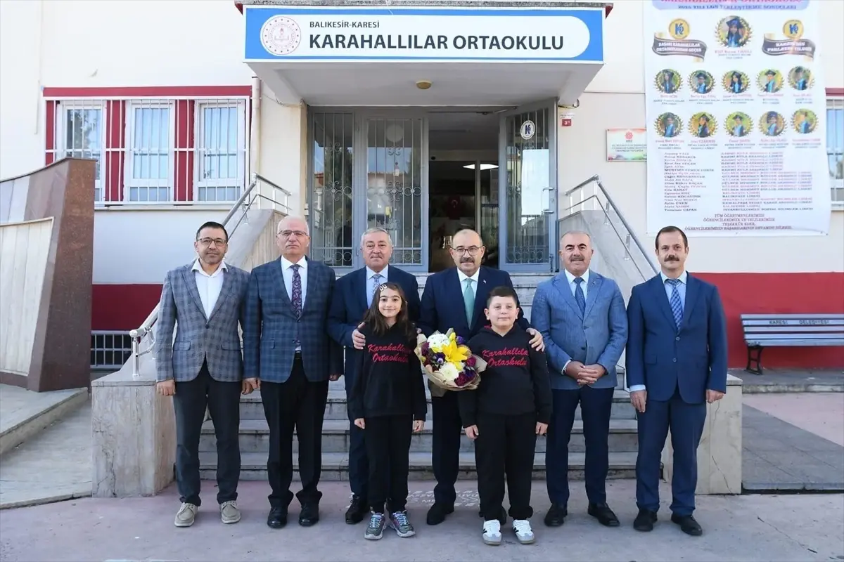 Balıkesir Valisi Ustaoğlu, Karahallılar Ortaokulu'nu Ziyaret Etti