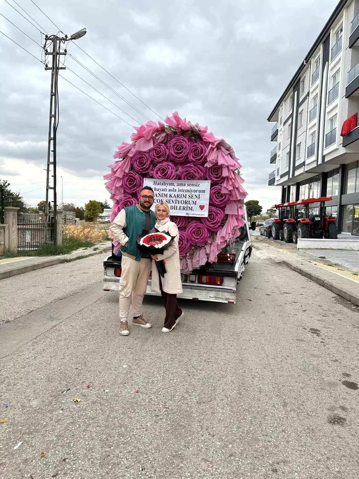 Akyurt'ta Dev Çiçekle Özür Dileme Olayı