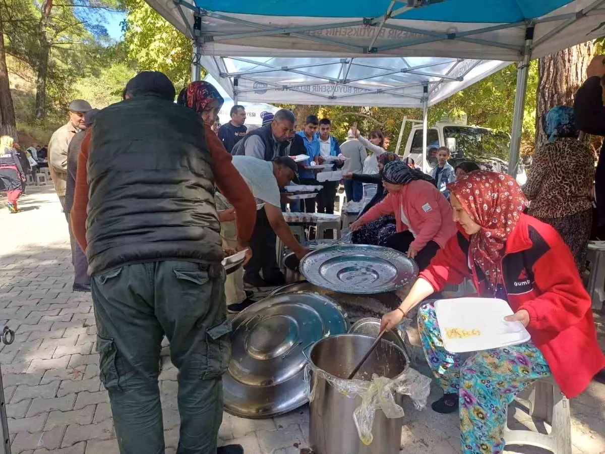 Dereli Mahallesi'nde Geleneksel Köy Hayrı Etkinliği Yoğun Katılımla Gerçekleşti