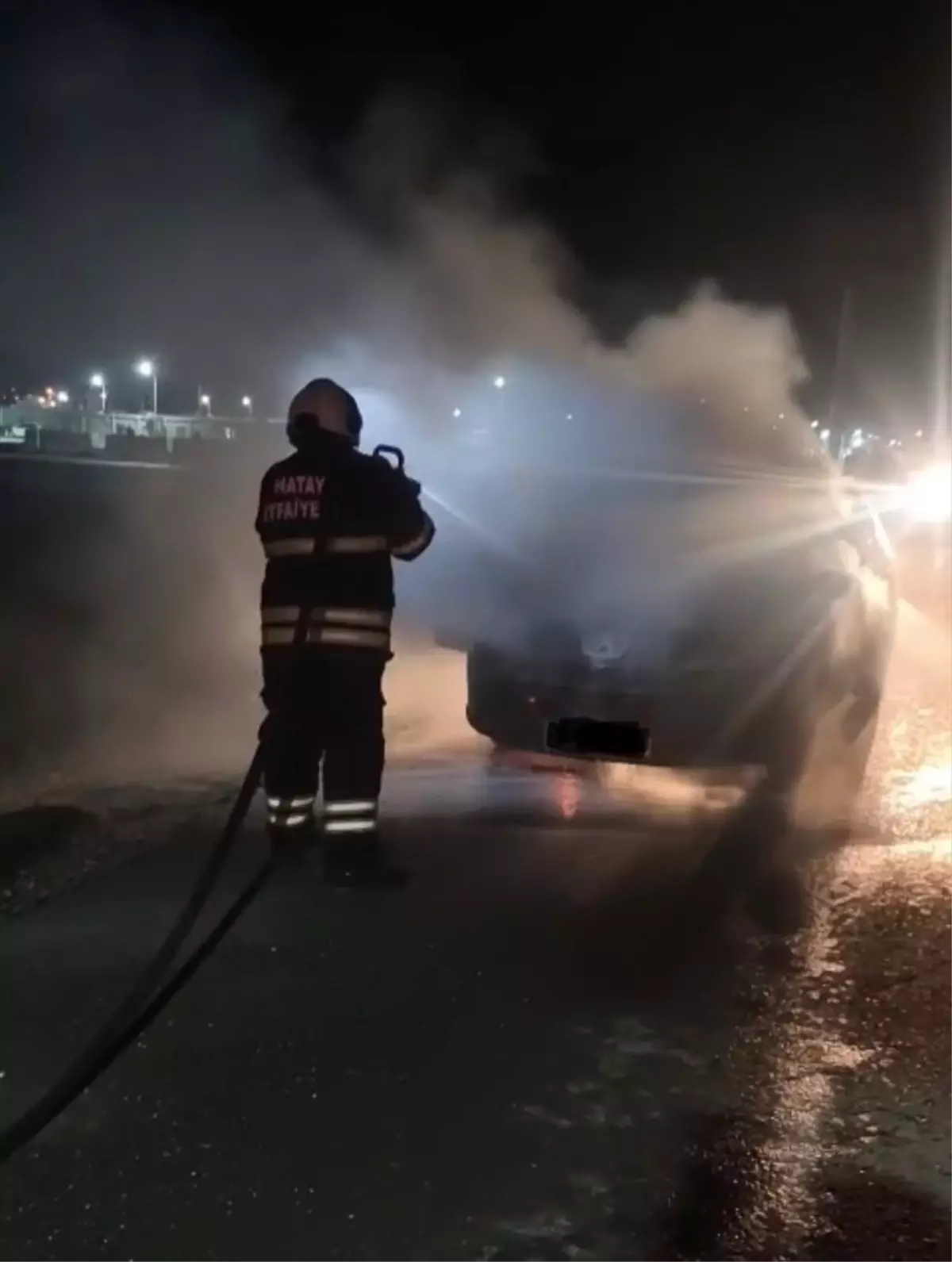 Antakya'da Seyir Halindeki Otomobilde Yangın Çıktı