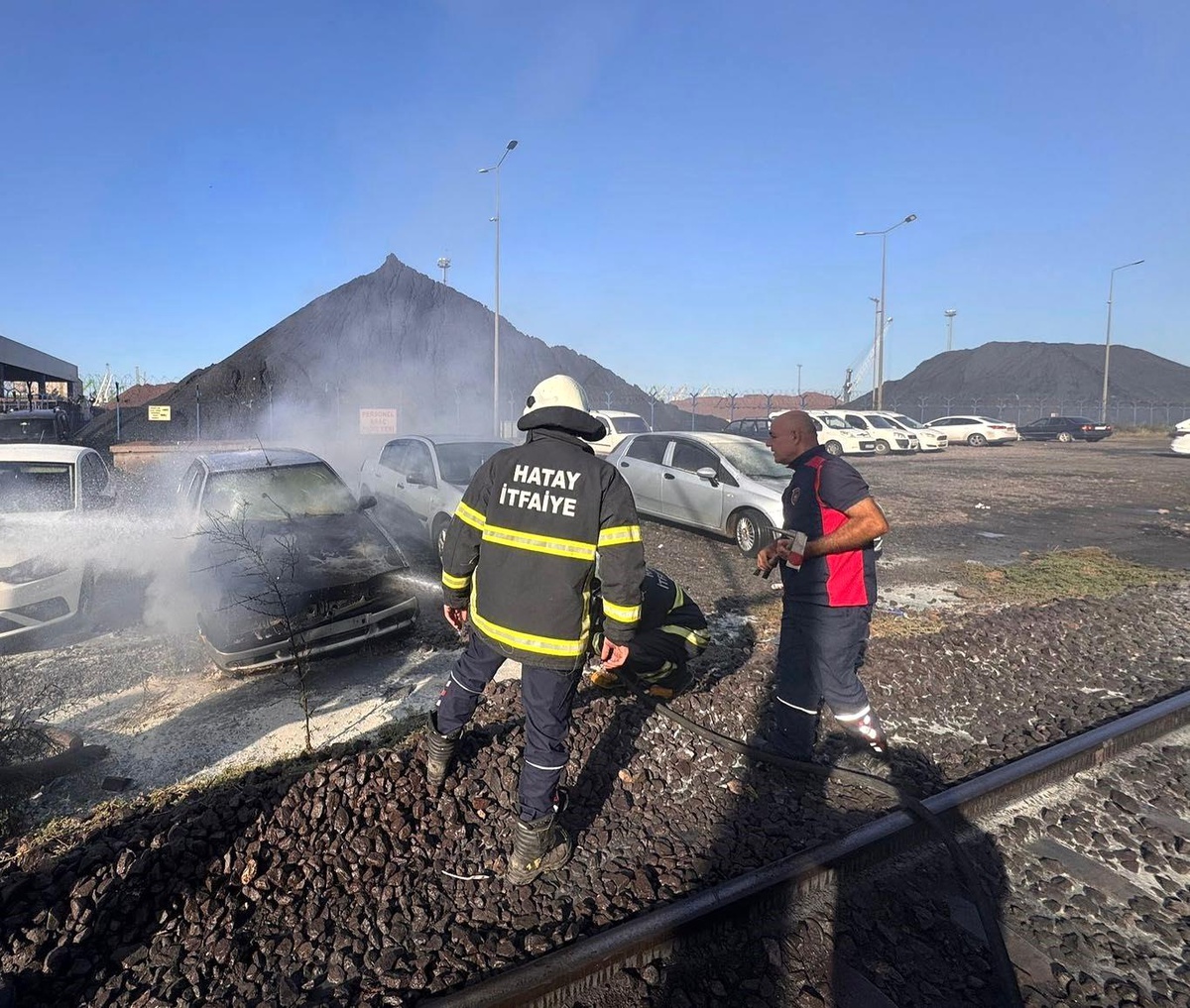 Hatay'da Park Halindeki Otomobil Alevlere Teslim Oldu