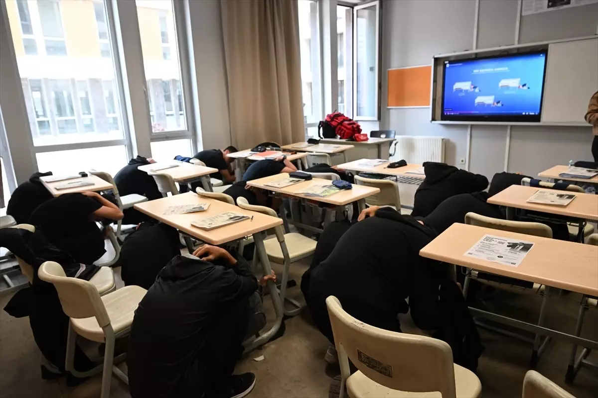 İstanbul'daki okullarda doğal afet farkındalığı için eş zamanlı tatbikat