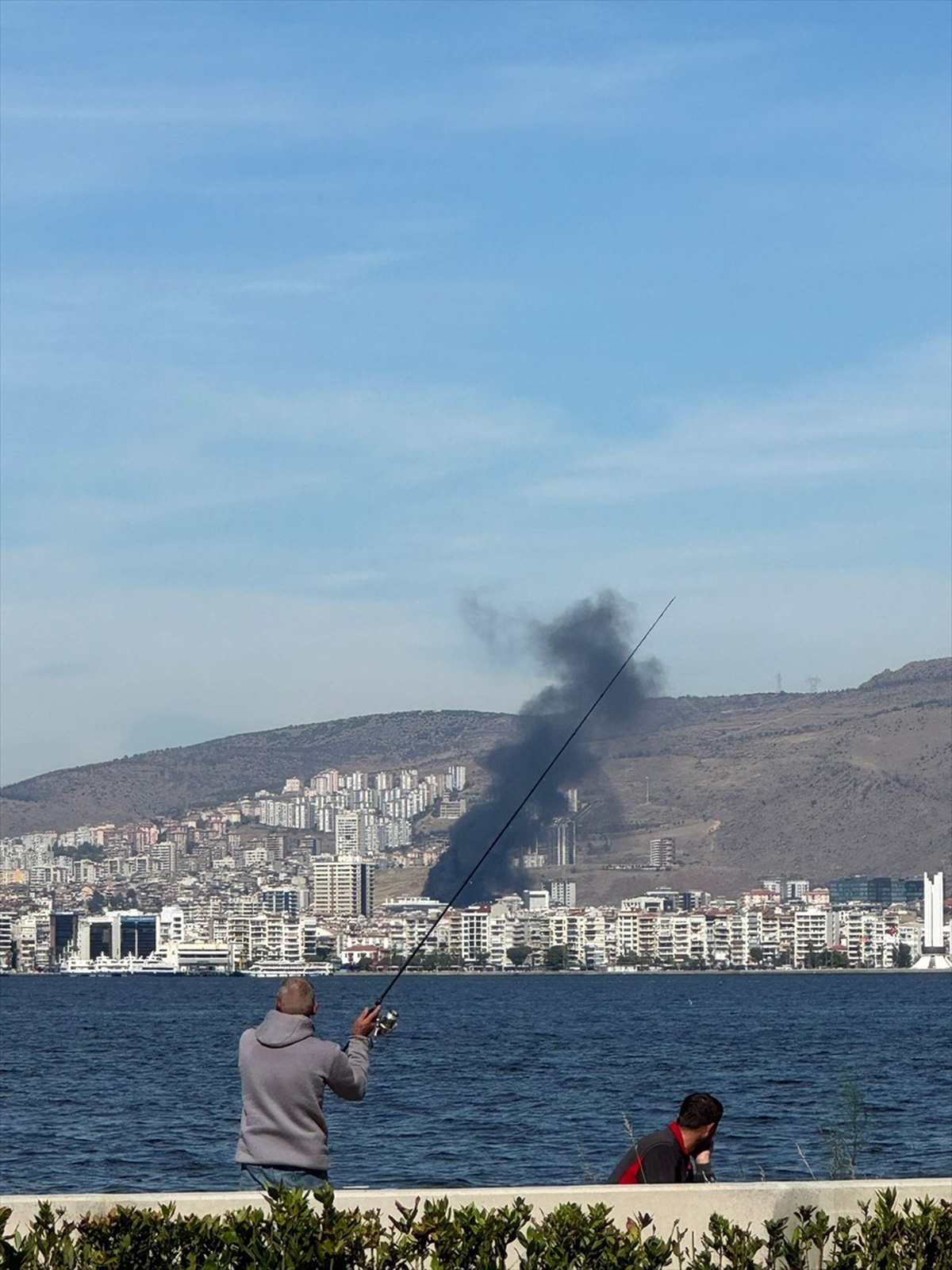 Karşıyaka'da İnşaat Atıklarıyla Yangın Çıktı