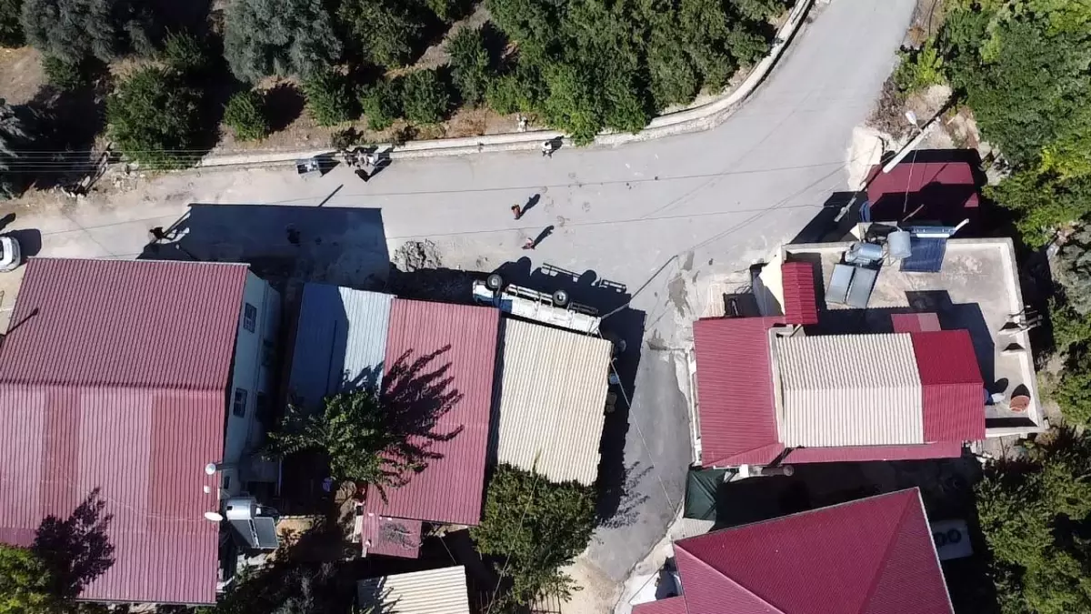 Mersin'de Kamyonet Depoya Girdi: İki Yaralı