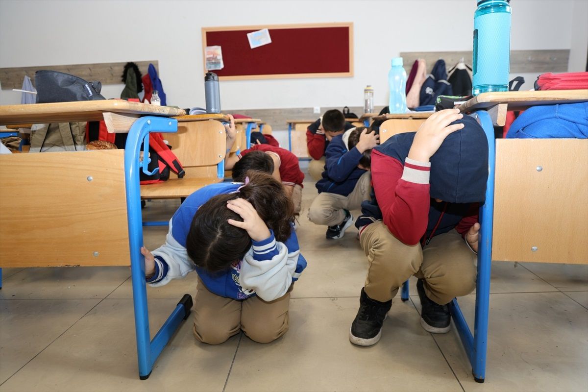 Karabük'te okullarda afet tatbikatı yapıldı