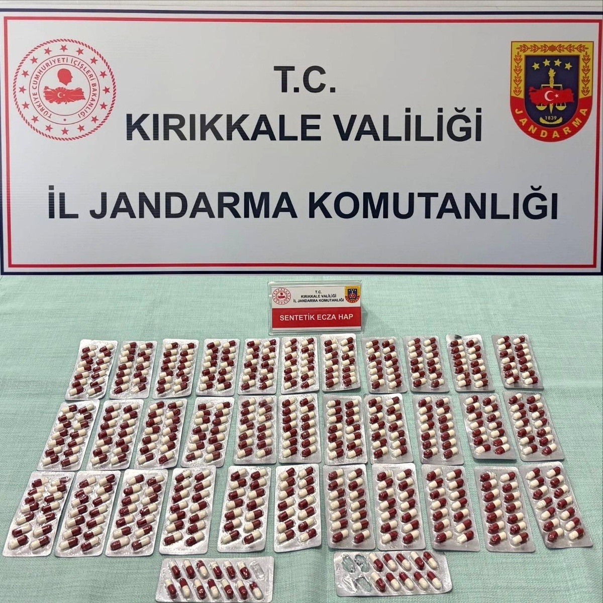Kırıkkale'de Şüpheli Araçta 485 Adet Sentetik Ecza Hapı Ele Geçirildi