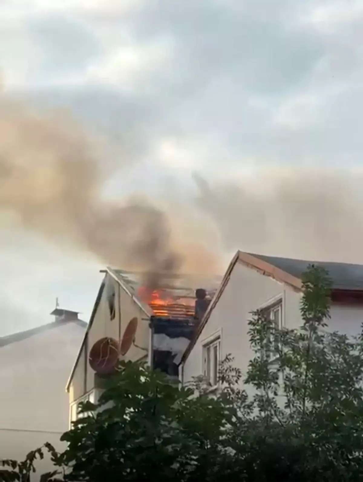 Kocaeli'de Bina Çatısında Yangın: Mahalle Dumanla Kaplandı