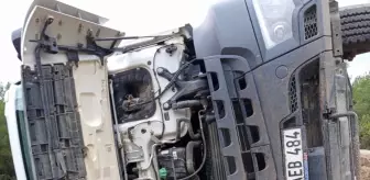 Adana'da Kamyon Devrildi, Sürücü Yaralandı