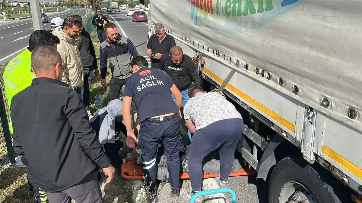 Kütahya'da TIR'ın Çarptığı Yaşlı Adam Ağır Yaralandı