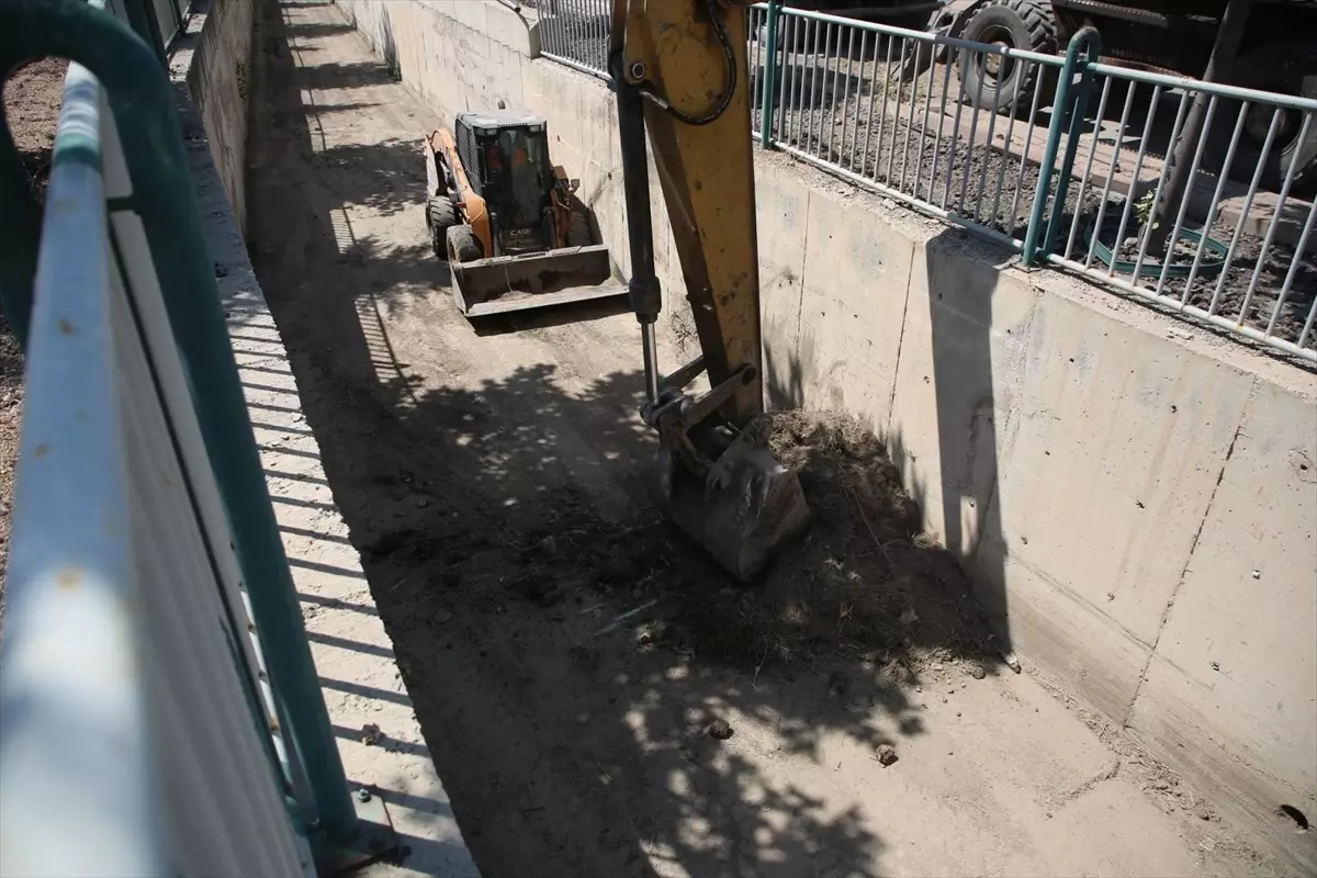 Melikgazi Belediyesi Taşkın Su Kanallarını Temizliyor