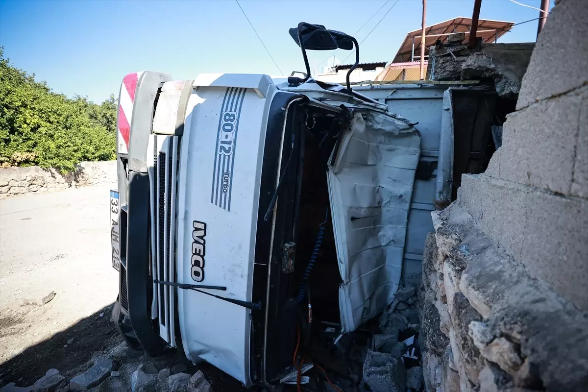 Mersin'de Kamyonun Depoya Çarpması Sonucu İki Yaralı