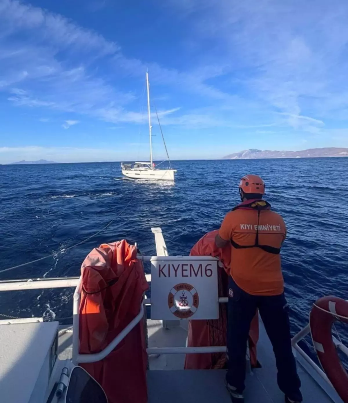 Motor Arızası Nedeniyle Sürüklenen Yelkenli Tekne Kurtarıldı