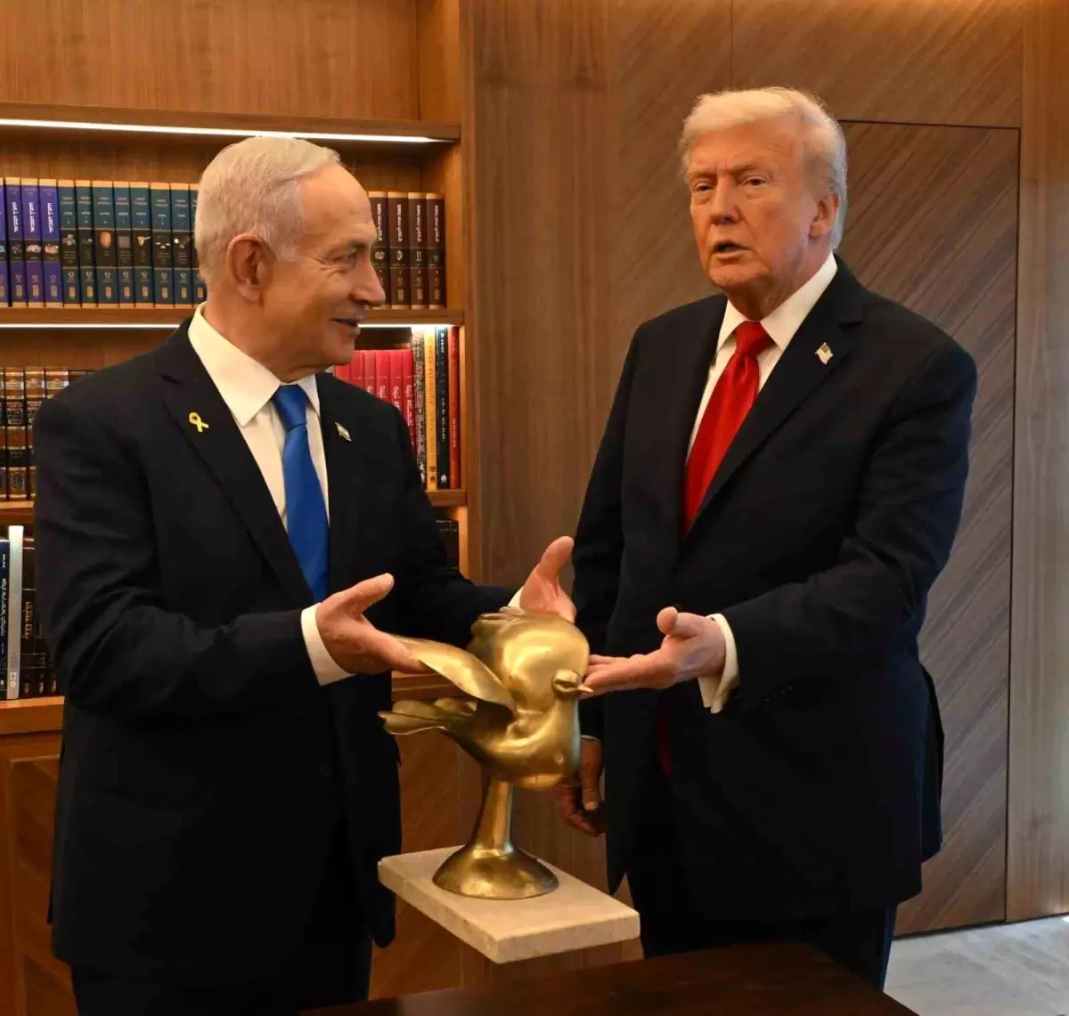 Netanyahu, Trump'a Altın Güvercin Hediye Etti