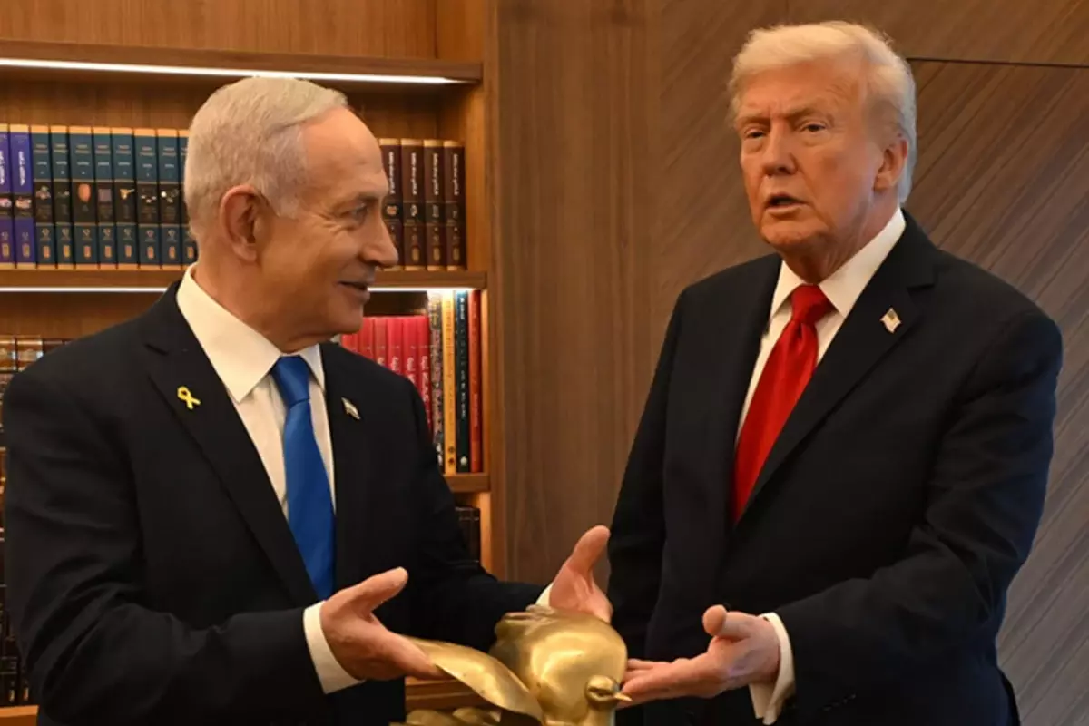 Netanyahu'dan Trump'a dikkat çeken hediye