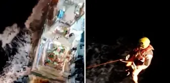 Tekneleri orkalar tarafından batırılan aile son anda kurtarıldı