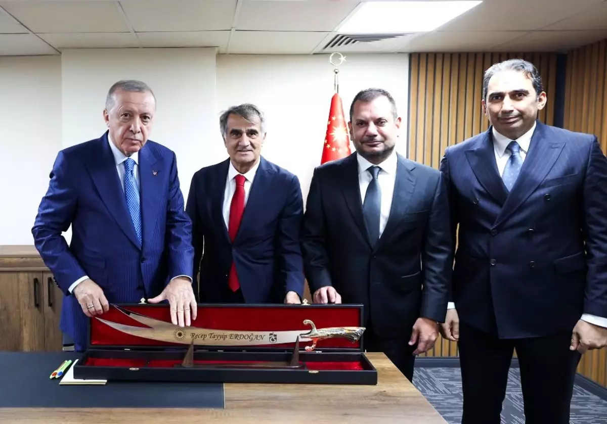Trabzonspor&apos;dan Cumhurbaşkanı Erdoğan&apos;a Sürmene kılıcı hediyesi