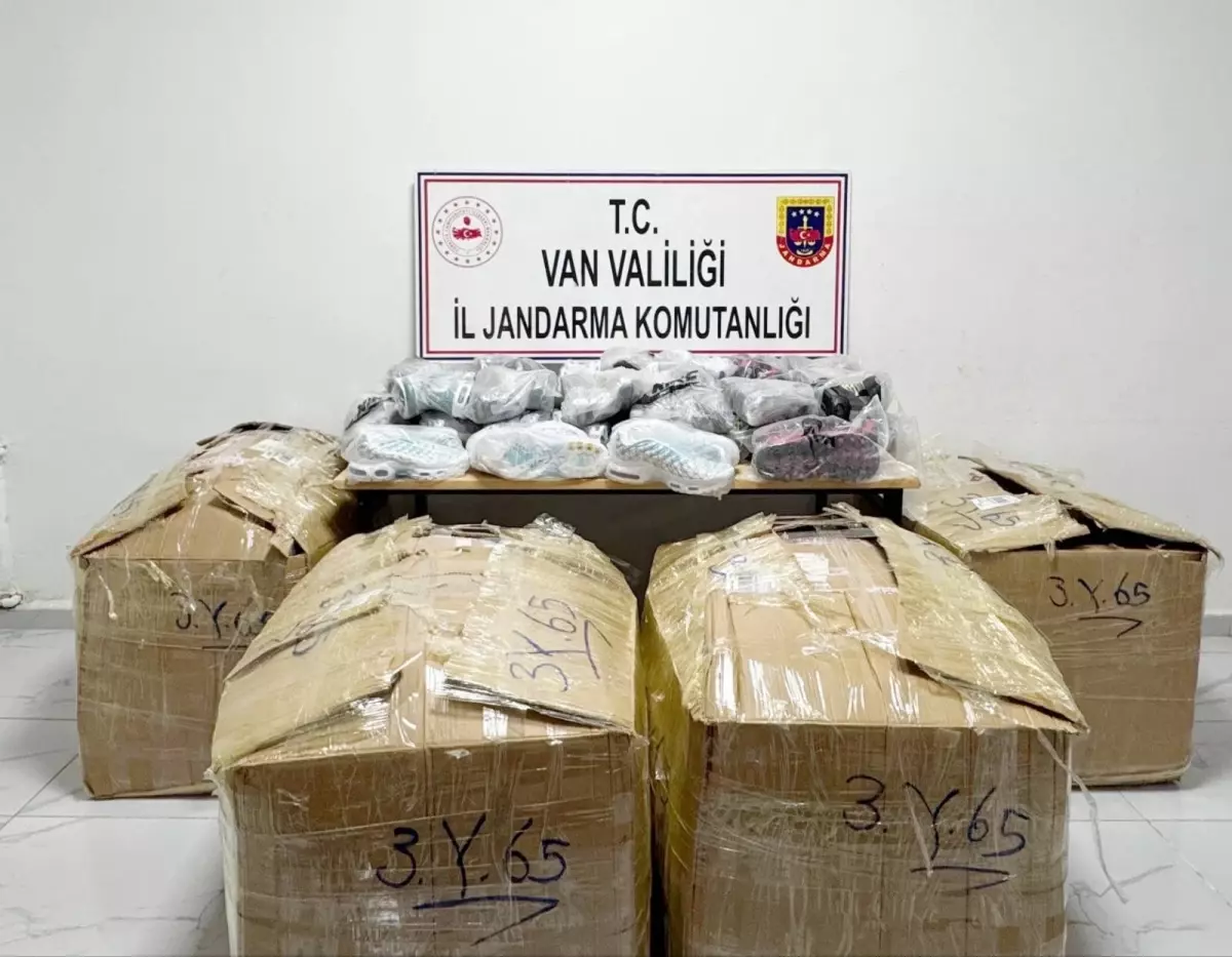 Van'da Yolda Durdurulan Araçta 1 Milyon Lira Değerinde Kaçak Eşya Ele Geçirildi