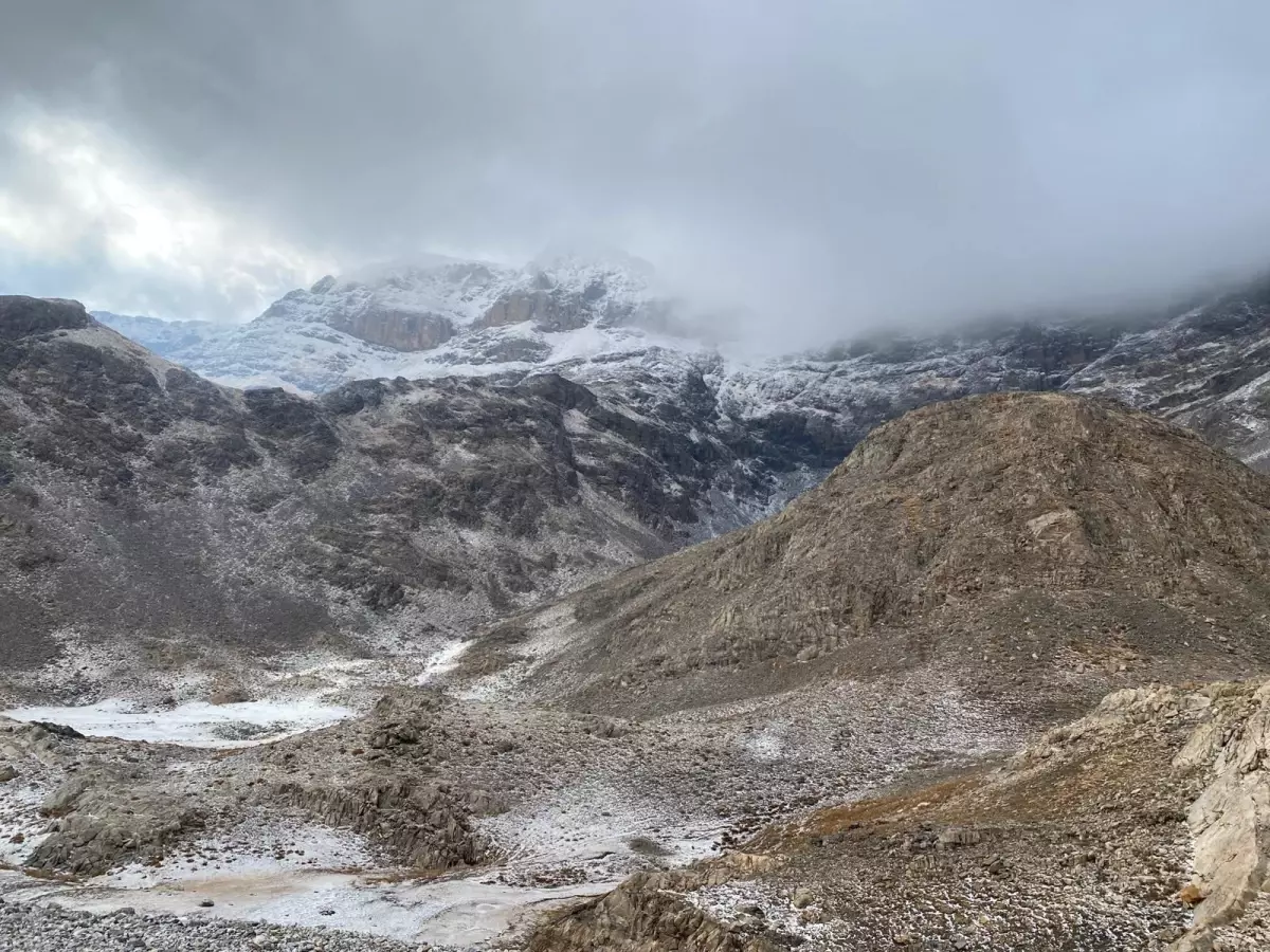 Bahçesaray Yolu'nda Kar Yağışı ve Sis Etkili Oldu
