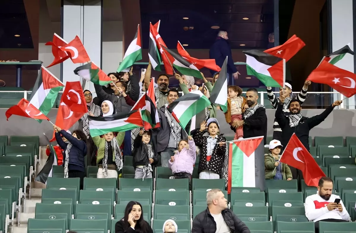 Türkiye-Gürcistan Maçında Filistinli Çocuklar Tribünde