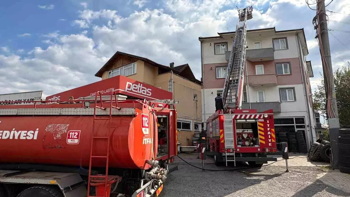 Hendek'te Tadilat Sırasında Çatı Yangını Çıktı