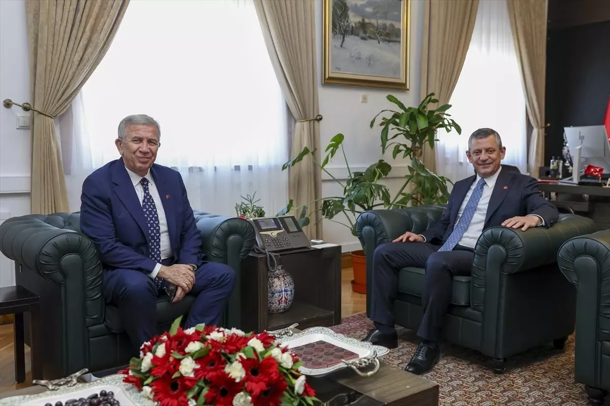 Özgür Özel'den Mansur Yavaş'a Destek