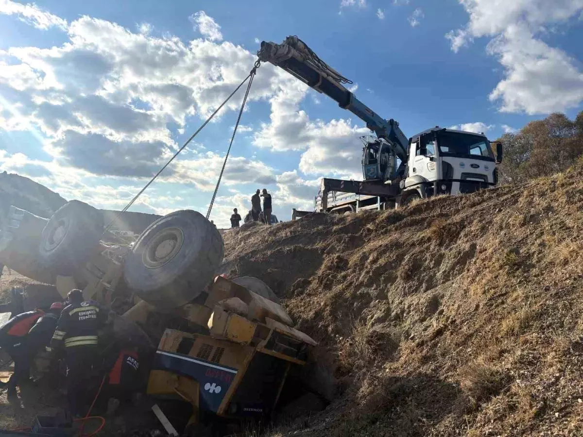 Eskişehir'de Maden Ocağında İş Makinesi Devrildi