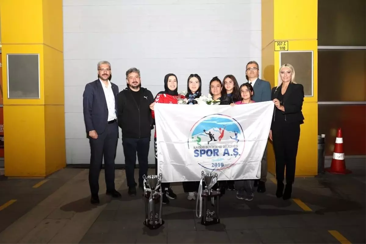 Elif Ceren Uzunçakmak, Kickboks Dünya Kupası'nda Çifte Şampiyonluk Kazandı