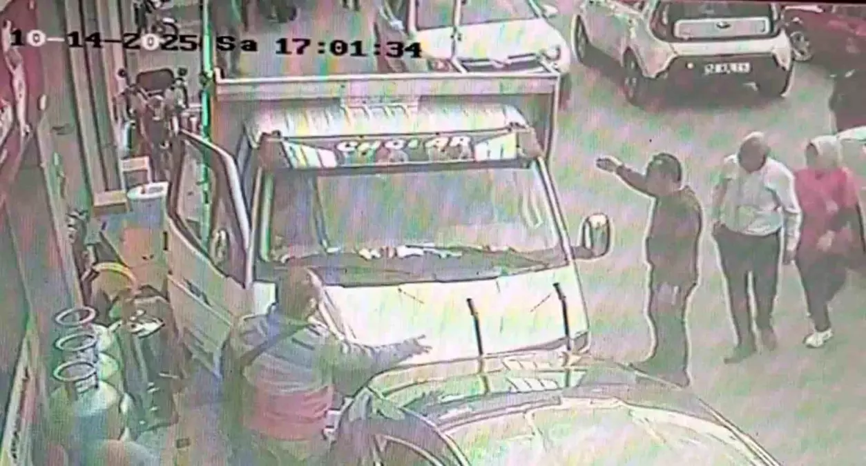 Ünye'de Epilepsi Nöbeti Geçiren Sürücü Park Halindeki Araçlara Çarptı