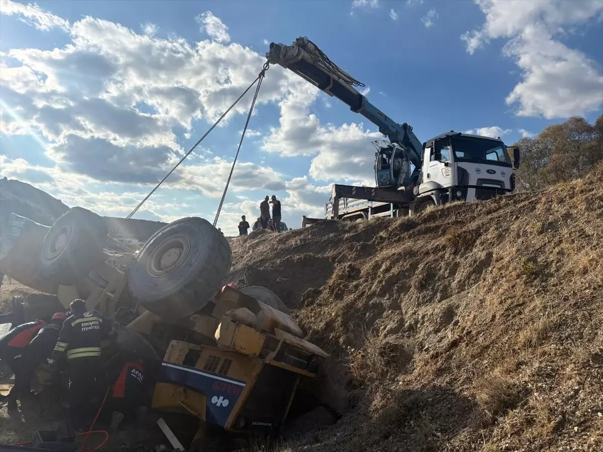 Eskişehir'de İş Makinesi Devrildi, Operatör Yaralandı