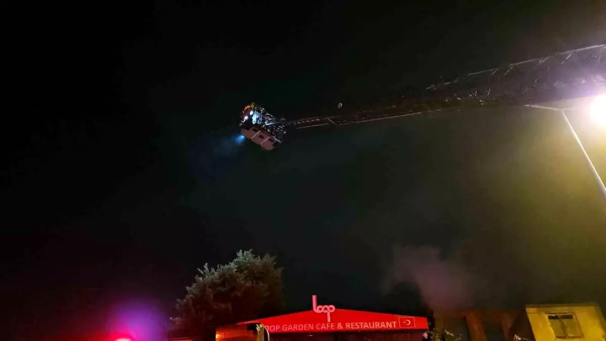 Fatih'te Metruk Binada Yangın Paniğe Neden Oldu