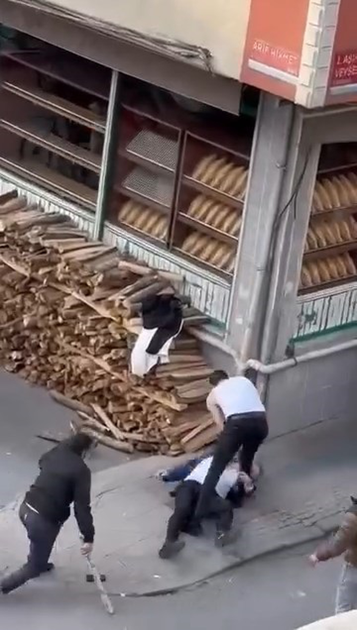 Küçükçekmece'de Odun ve Bıçaklı Kavga: 5 Yaralı