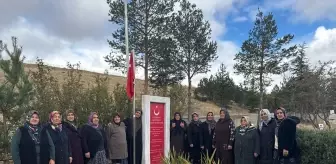 Kalfatlı kadınlar şehit Uhud Kadir Işık'ın kabrinin bakımını yaptı