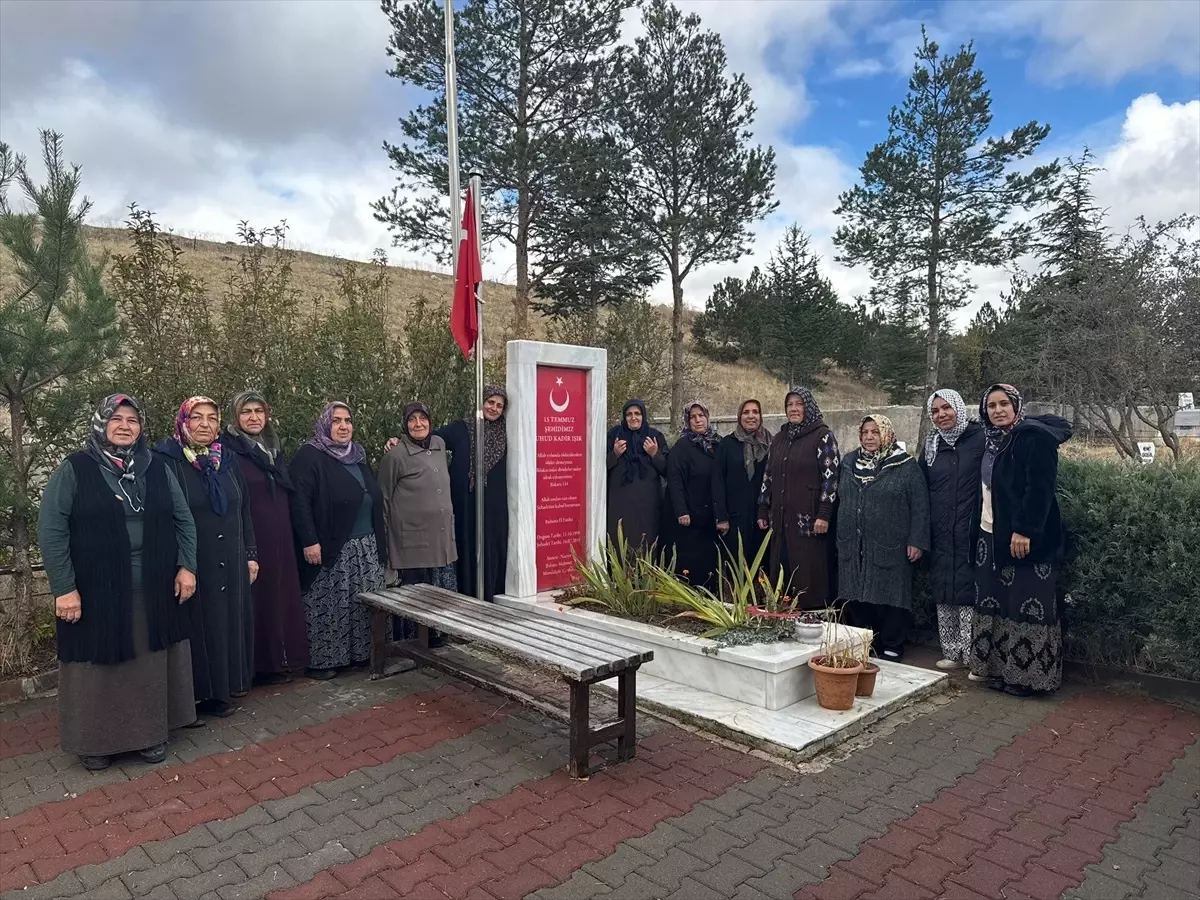 Kalfatlı kadınlar şehit Uhud Kadir Işık'ın kabrinin bakımını yaptı