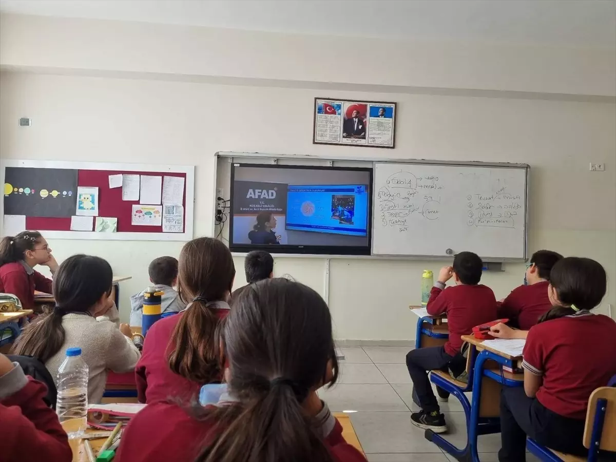 Elazığ'da Okullarda Afet Tahliye Tatbikatı Gerçekleştirildi